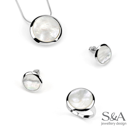 Silver pendant with mother of pearl